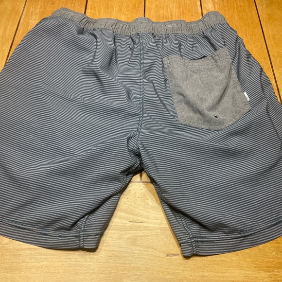 Vuori Kore Lined Shorts Green/Gray Striped with 7 inch Inseam - Picture 8 of 15